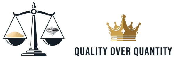 QUALITY OVER QUANTITYの文字と、ダイヤモンドが乗った天秤、そして王冠のシンボルマーク