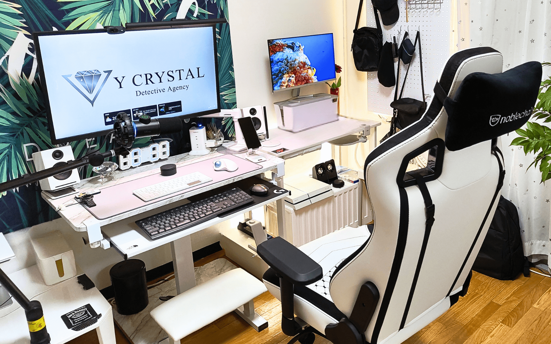 Yクリスタル探偵社の調査・分析環境。高性能PCとデュアルモニター、快適なゲーミングチェアが設置されたデスク。