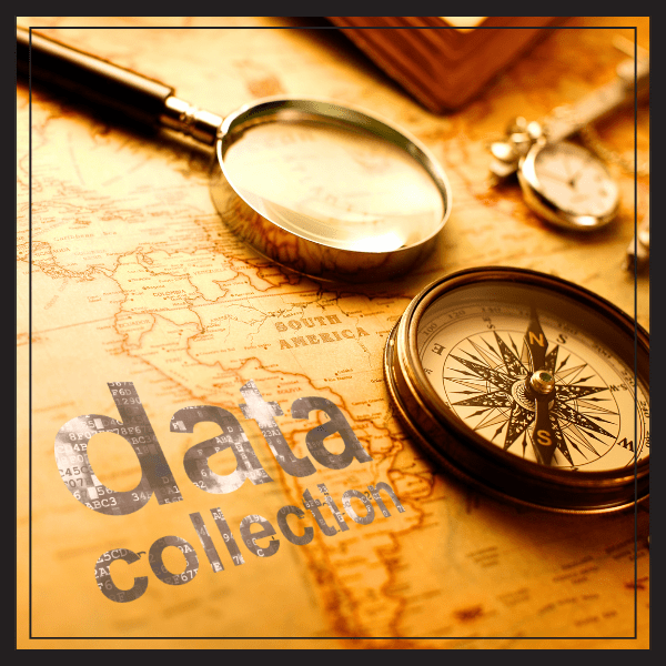 羅針盤が置かれた古地図と、「data collection」の文字が記された革のプレート。