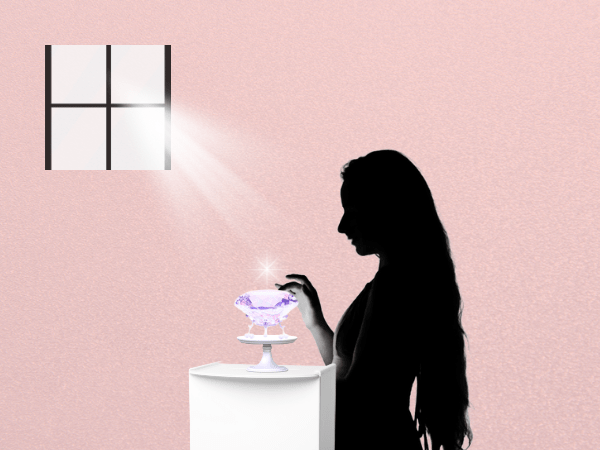 希望に満ちた未来を象徴する画像。窓から差し込む光の中、女性のシルエットが、Yクリスタル探偵社によって取り戻された心の輝き（クリスタル）にそっと手を伸ばしています。