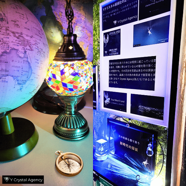 二つの地球儀、ステンドグラス照明、羅針盤、Yクリスタル探偵社の五つの理念が描かれた額