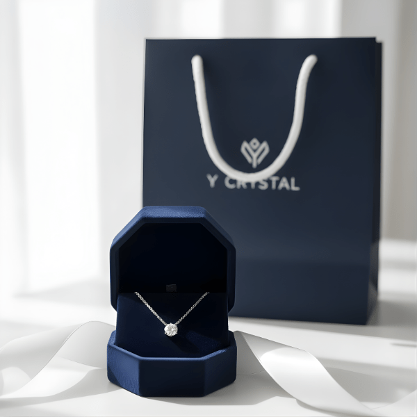 Yクリスタル探偵社 調査完了後の特典：紺色の箱に入った上品なネックレスの贈り物