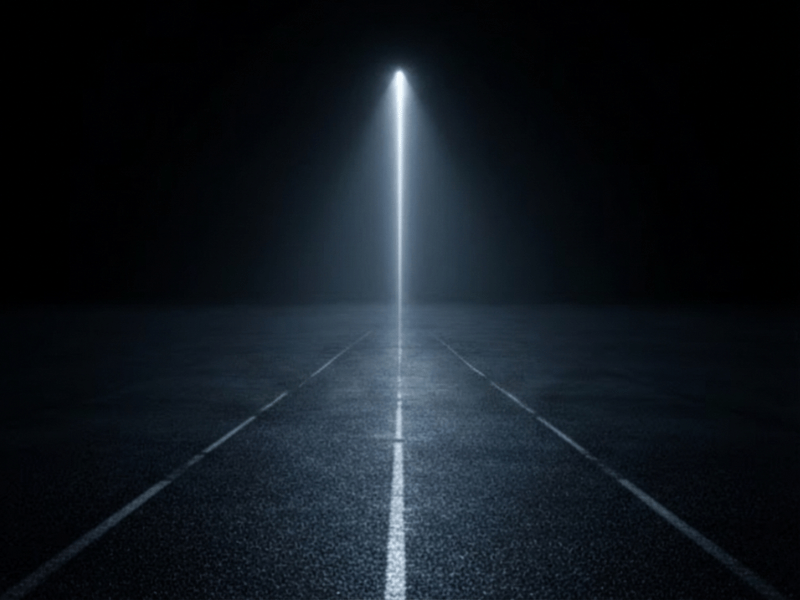 未来を切り拓く真実の設計図 暗闇の中にまっすぐ伸びる白いラインと、その先を照らす一筋の強い光の道