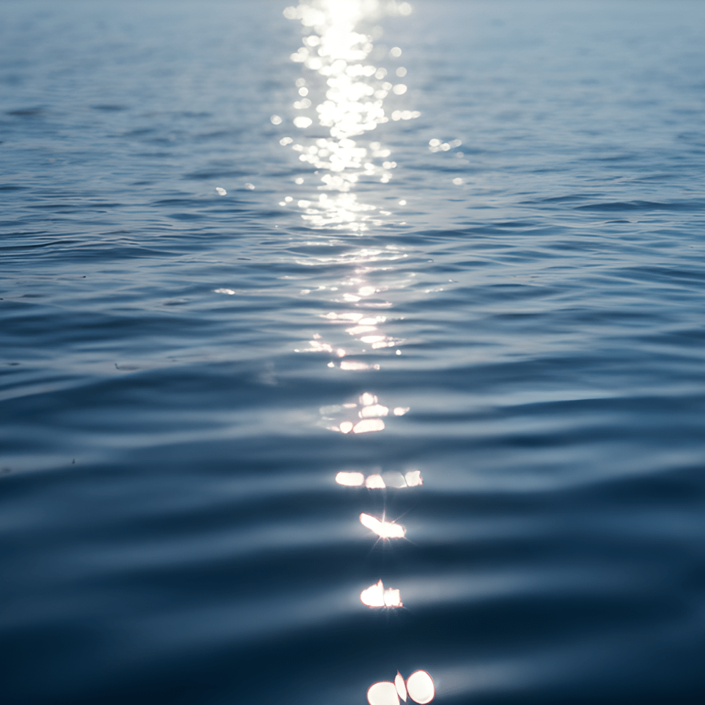 孤独を照らす真実の光 太陽の光が一直線に反射し、キラキラと輝く穏やかで透明な海面